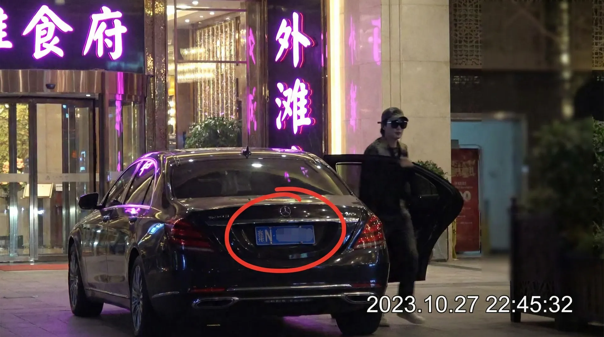 人妻猎人 - 豪车餐厅外偷拍